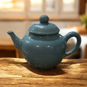 ⭐️⭐️⭐️HOST PICK⭐️⭐️⭐️Vintage Small Unbranded Blue Ceramic Teapot